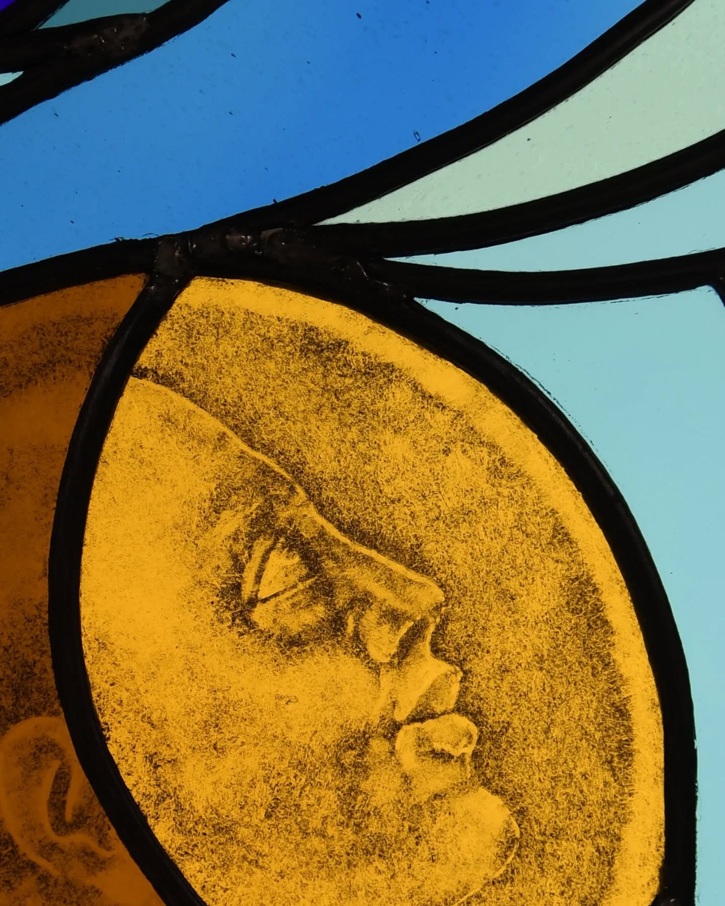 Detail from a recent glass panel I've been working on.
.
 If anyone knows of any glass studios in London, I'm going to need a new place. It's been great working at @quatro_manis_studio ✨