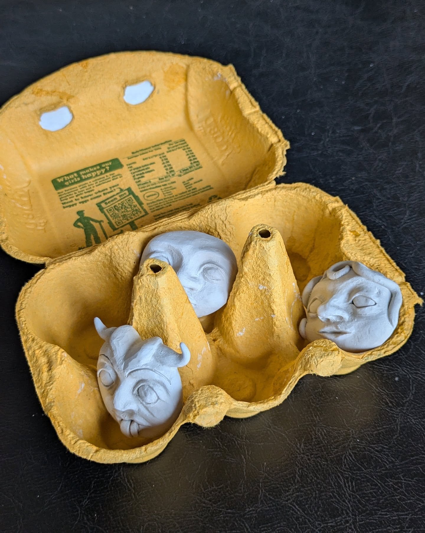 This is how I transport my ceramics 🥚
.
Thinking about making some bolo ties with these as the central piece, any takers?