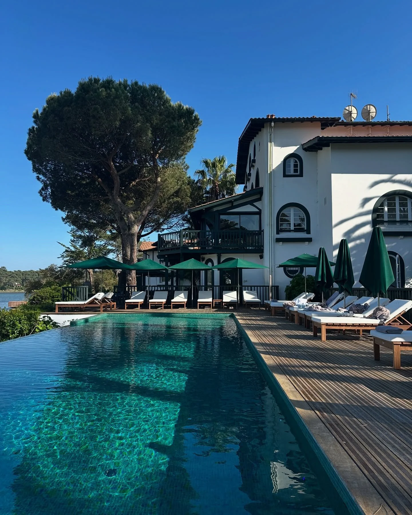 🌸 LES HORTENSIAS DU LAC 🌸 

Une nouvelle saison dans ce bel h&ocirc;tel en plein dans le centre de Hossegor au bord du Lac. 

J&rsquo;ai le plaisir de vous y trouver avec diff&eacute;rents soins &agrave; la carte que vous pouvez retrouver sur le si