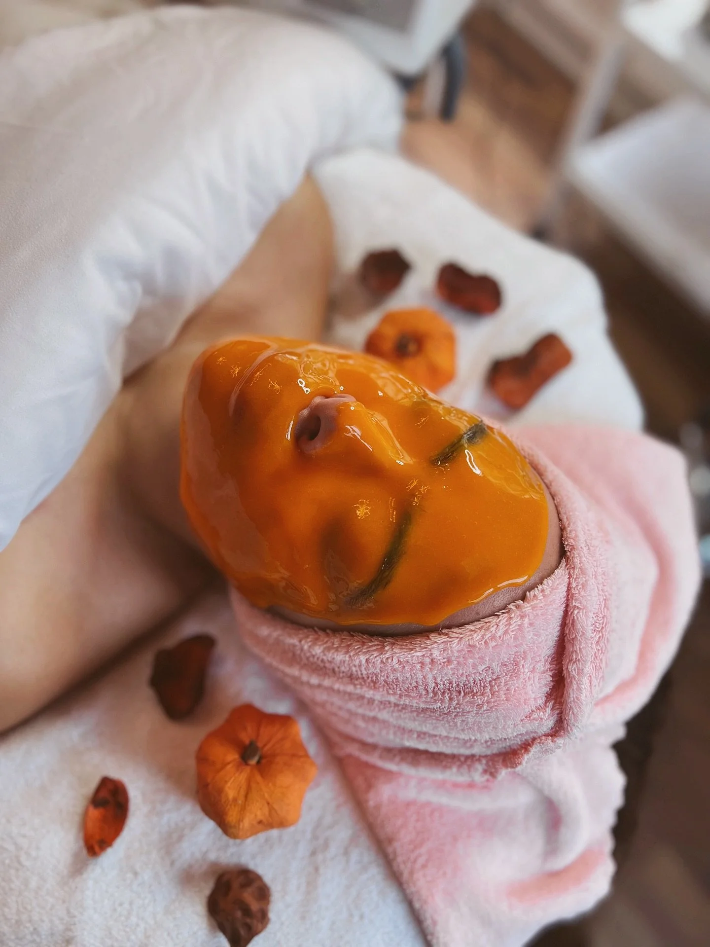 Its that time of year againn 😏🍂🎃⁣
⁣
𝐓𝐡𝐞 𝐩𝐮𝐦𝐩𝐤𝐢𝐧 𝐟𝐚𝐜𝐢𝐚𝐥 𝐢𝐬 𝐛𝐚𝐜𝐤! This fan fav facial is a perfect treat yourself for all the fall lovers out there 🧡 Featuring a pumpkin enzyme peel with a delicious pumpkin pie scent to exfoli