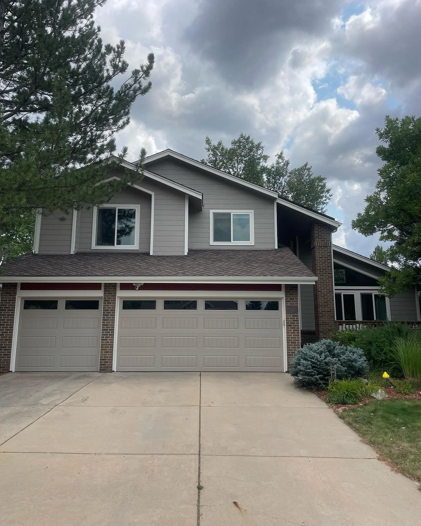 Swipe for the transformation! ✨ Check out this stunning exterior refresh we just completed. A fresh coat of paint makes all the difference! 💪 #BeforeAndAfter #ExteriorPainting #HomeMakeover #CastlerockCO #PaintingPros&rdquo;