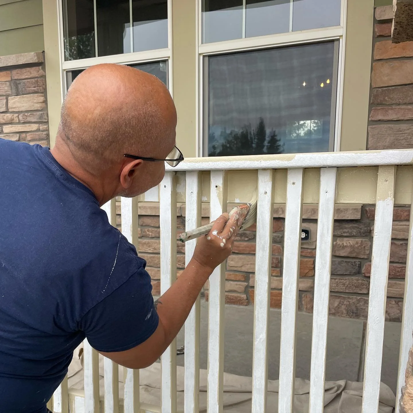 🎨 Carlos works his magic on this handrail! ✨ Nothing like a fresh coat of paint to make every detail shine. Whether it&rsquo;s the little touches or the big transformations, we&rsquo;ve got you covered! 🏠💪 #PaintingPerfection #HandrailUpgrade #Fre