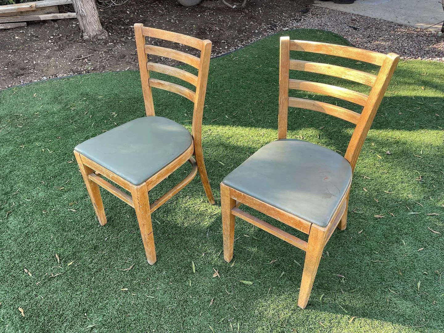 From trash to treasure! 🪑 My client found these designer Thonet chairs discarded, but after refinishing and re-staining, they&rsquo;re as good as new. Check out the before and after to see the transformation!

#ThonetChairs #FurnitureRestoration #Be