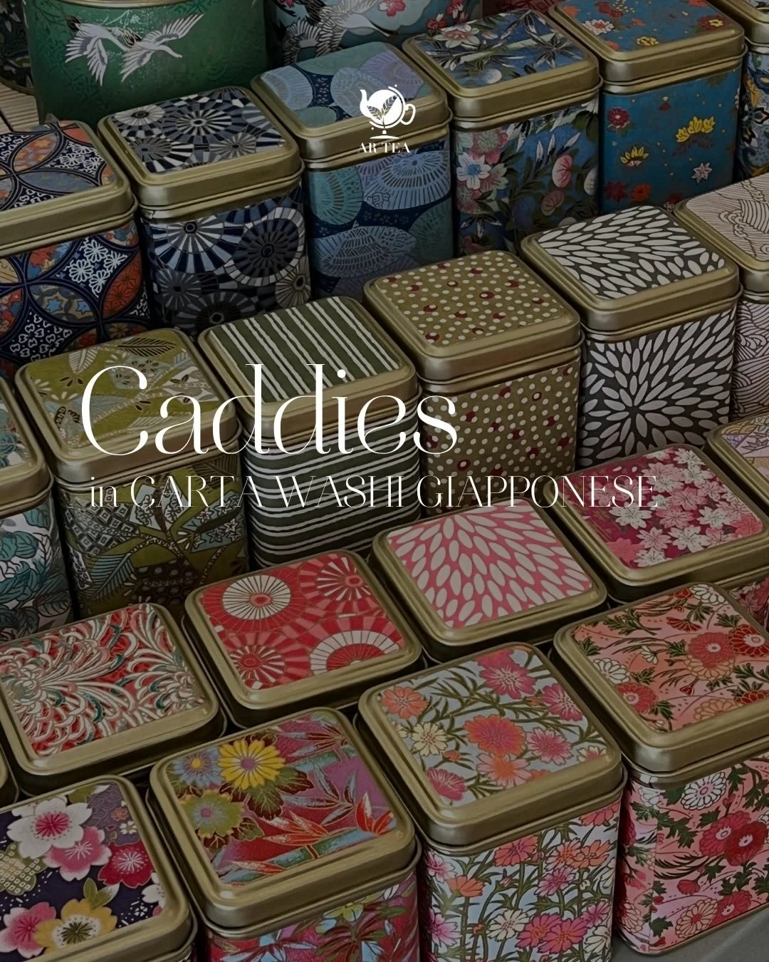 In collaborazione con l&rsquo;artigiana della carta Stefania Giannici di @paperoowl, nella nostra Boutique del t&egrave; sono disponibili contenitori di t&egrave; di differenti grandezze e forme, ricoperti a mano in carta Washi giapponese.

Ogni cadd