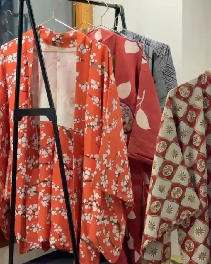 &ldquo;L&rsquo;arte dei Kimono&rdquo; ✨

Cultura, tradizioni, stagioni e colori: grazie a @sature_gradazioni per il workshop in cui abbiamo ammirato i valori e il significato pi&ugrave; profondo dell&rsquo;arte dei Kimono giapponesi, disponibili in e