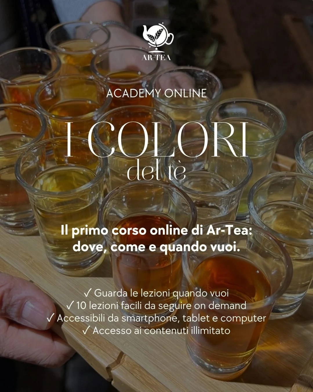 Tazze di diversi colori di tè disposte su un tavolo in un corso online di aromi del tè.