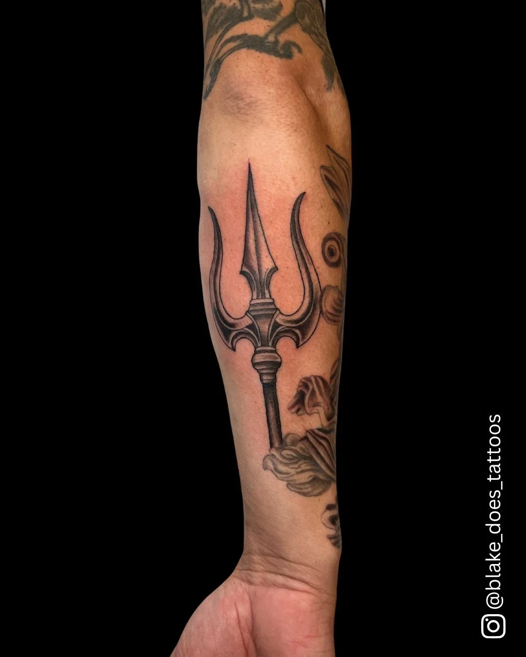 Awesome trident addition to Poseidon by @blake_does_tattoos 

Ready to add on to your collection? Give us a call, send us an email, or click the link on our site to set up some time with Blake!

#Atlanta #TimelessTattoo #AtlantaTattoo #Trident #Tride