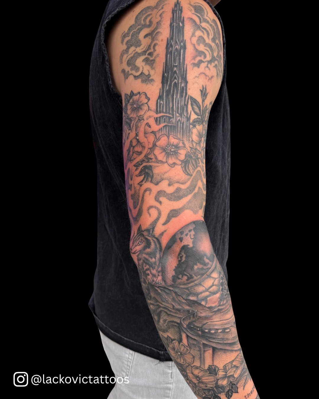 TFW your love for reading combines perfectly with your love for art.

This Dark Tower sleeve based on the series by @stephenking is as beautifully epic as the books. Sleeve by @lackovictattoos 

Grab a slot on Kristin's books through the link on our 