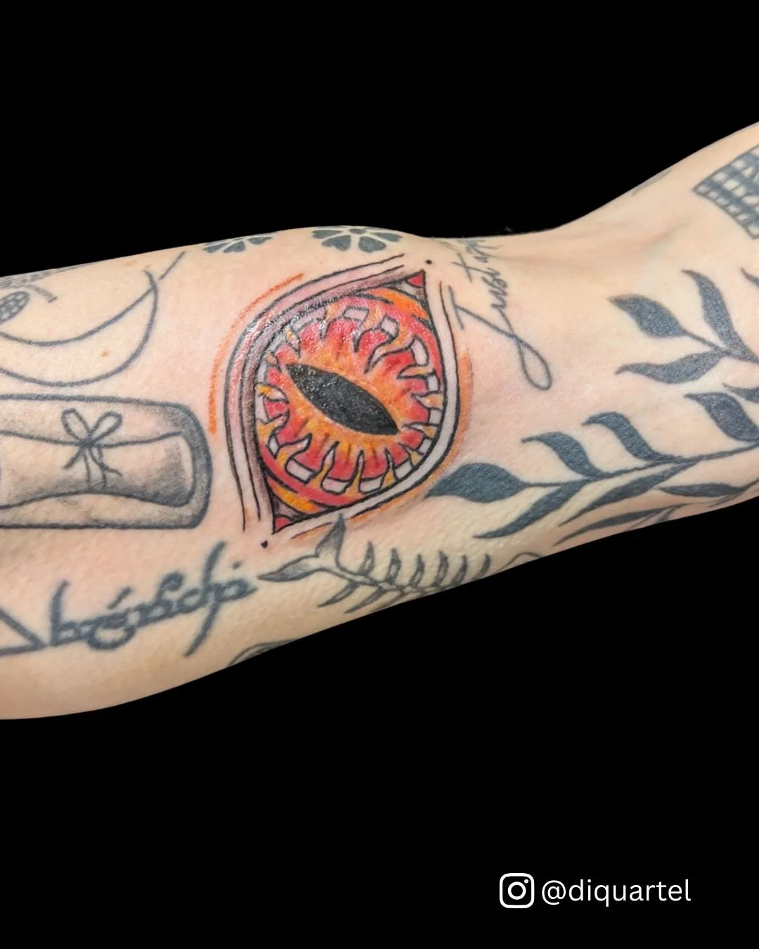 Sometimes a kiss ain't forever; but this Eye of Sauron coverup by @diquartel will last!
Happy V Day, y'all.

Grab a spot on Di's books through the link on our website, by calling us at 404-315-6900, or sending us an email at timeless.tattoo@yahoo.com