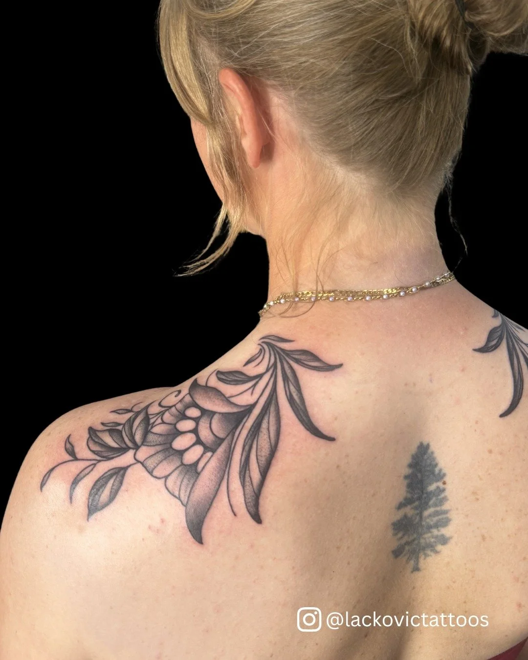 This gorgeous pair of matching floral pieces from @lackovictattoos adorn the client's shoulders perfectly.

Get your next custom piece from Kristin through the link in our bio. Or email the shop at timeless.tattoo@yahoo.com.
Walk Ins Always Welcome

