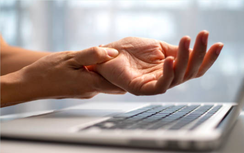 Síntomas de túnel carpiano como dolor y hormigueo en la mano en paciente en Guadalajara