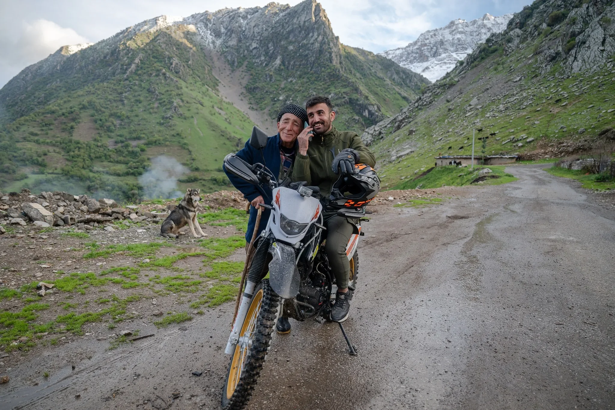 Dargala-Kurdistan-Iraq-Family-Phone-Call-Ryan-Kost-Photography.webp