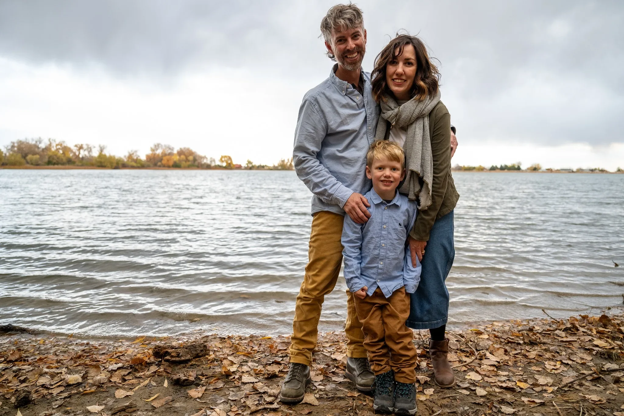 A fall family portrait lakeside at Waneka Lake in Lafayette Colorado. Relaxed, natural family photography captured by Denver photorapher Ryan Kost