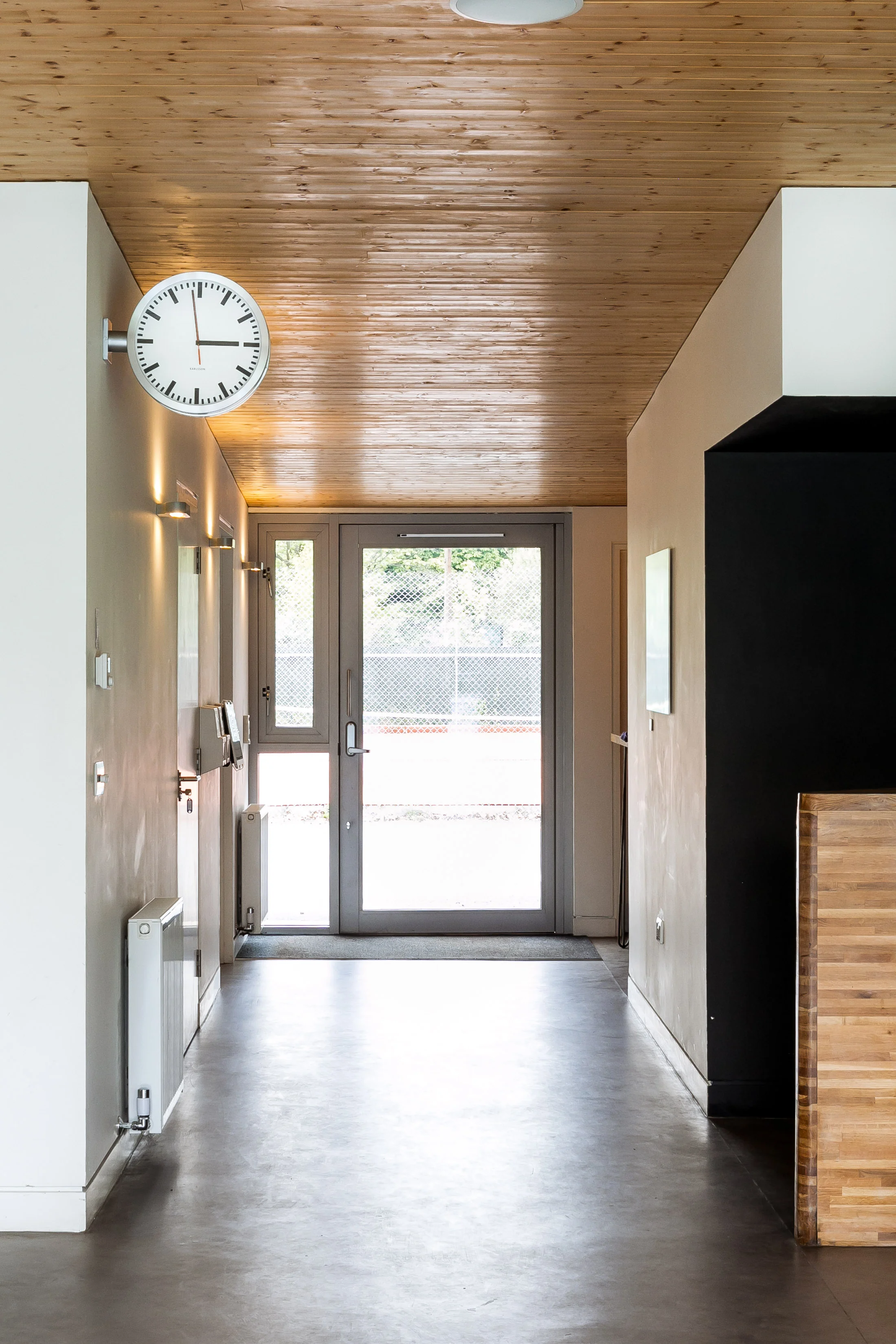 David Money Architects Dulwich Tennis Clubhouse interior entrance.jpg