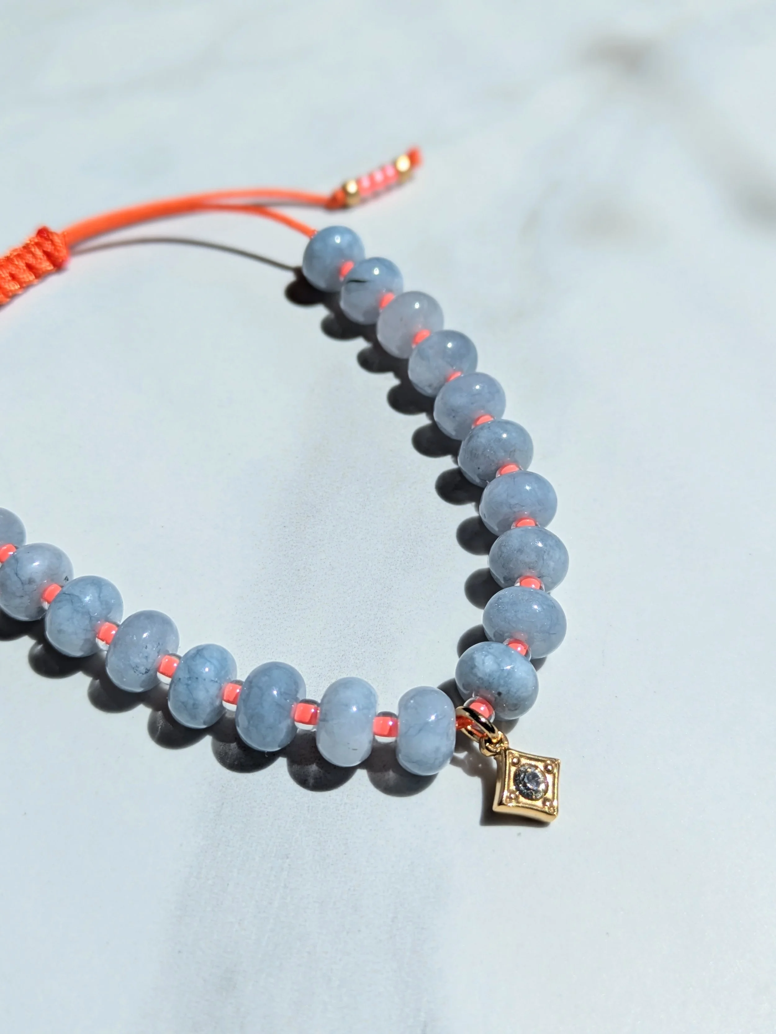 Jade-Perlen Armband mit Anhänger (blau)