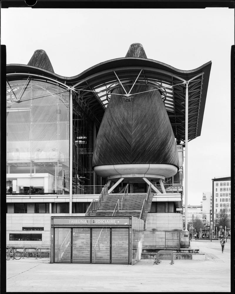 Façade moderniste du bâtiment du tribunal judiciaire avec une structure architecturale distinctive en forme de cône. Architecture. Bordeaux