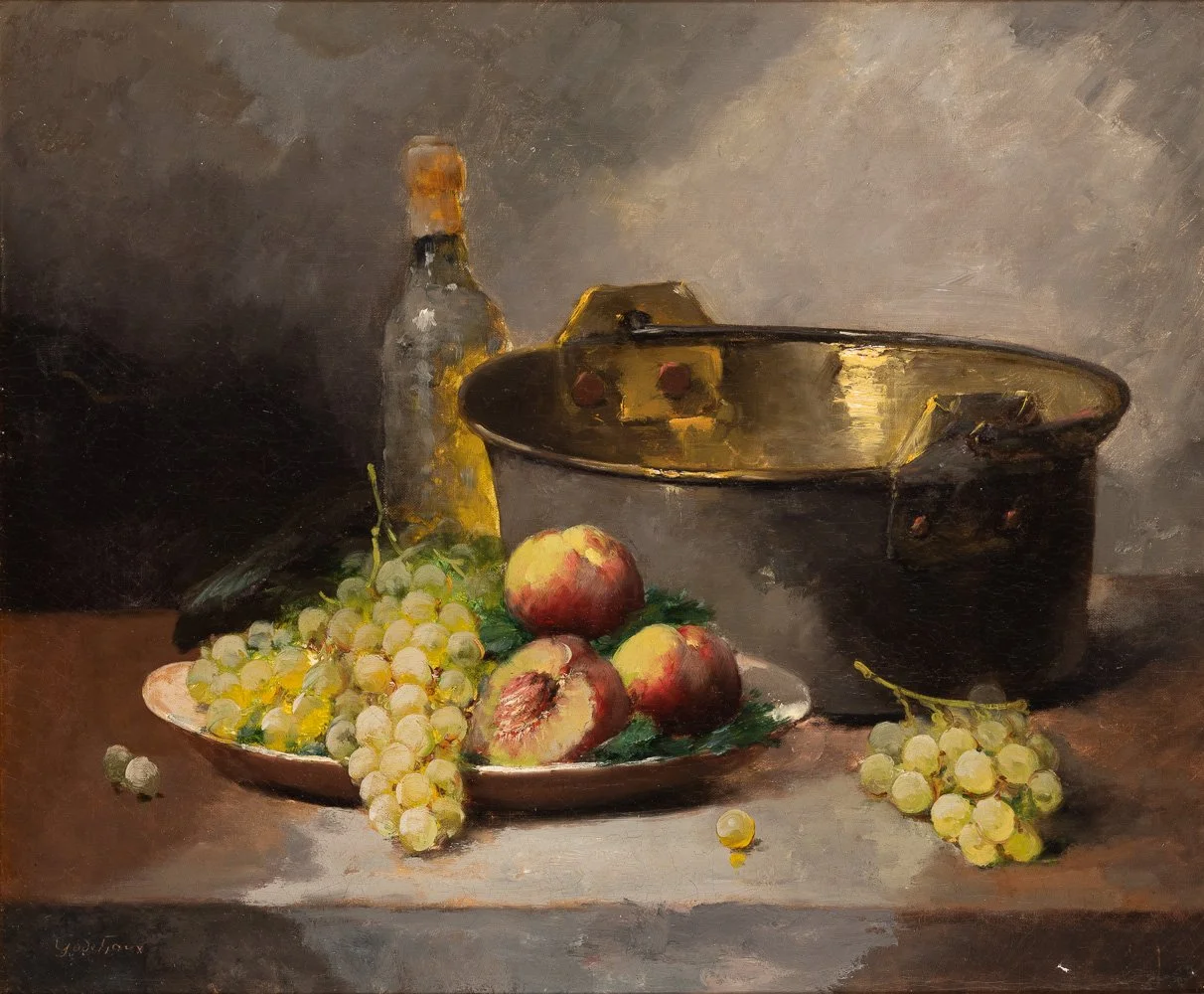 Nature morte avec une bouteille, un plat de raisin blanc, trois pommes, un vase, et une casserole en cuivre dans un style réaliste.