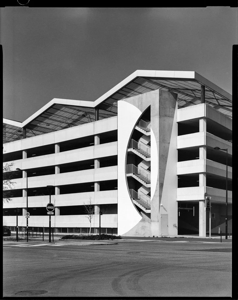 Bâtiment moderne avec une grande ouverture en forme d'arc et un escalier visible à travers cette ouverture. Architecture Bordeaux