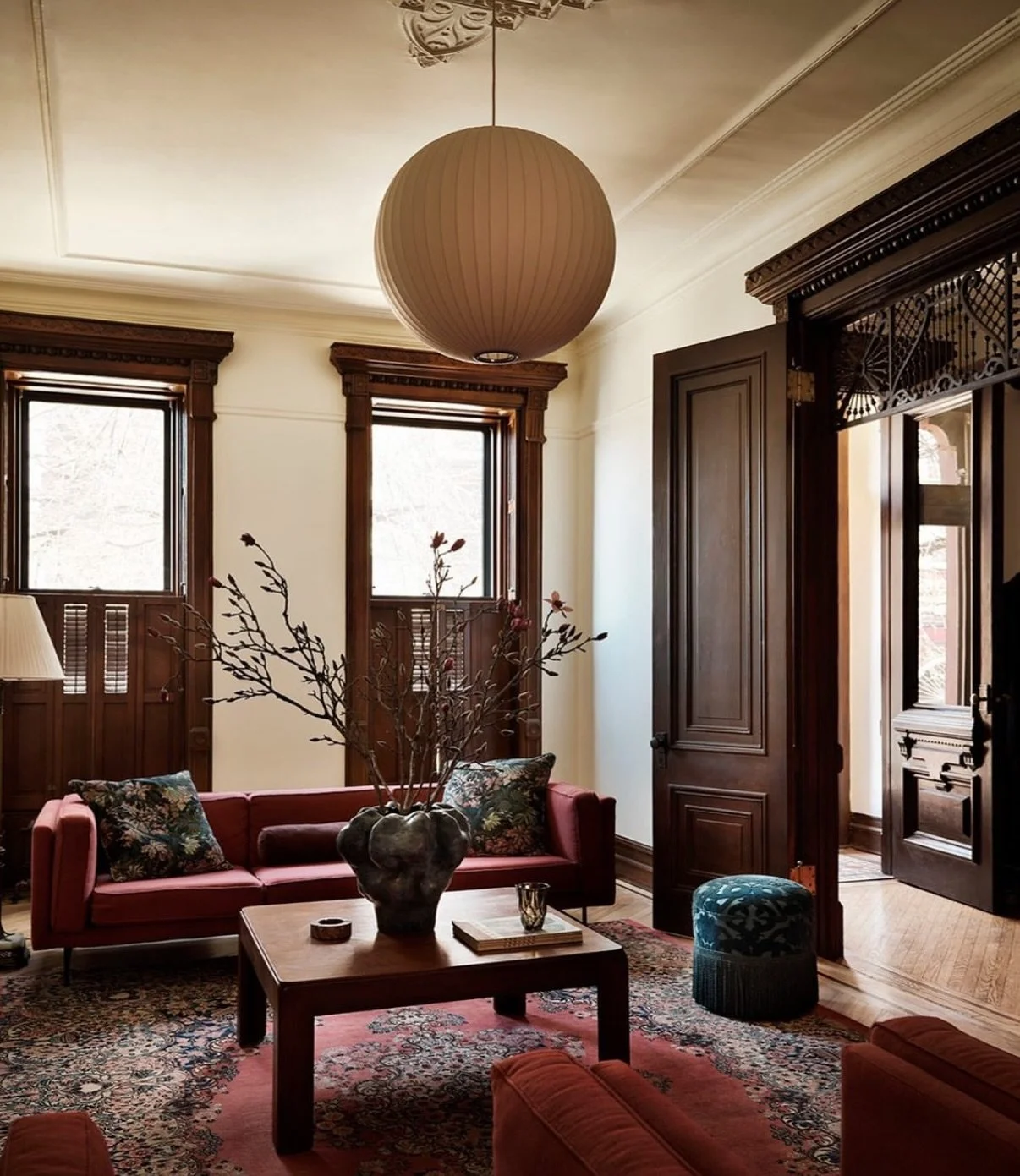 Can&rsquo;t go wrong with dark wood tones &amp; traditional details! Also can&rsquo;t get over the oversized coffee table center piece 🤍 

Design: @brownstoneboys