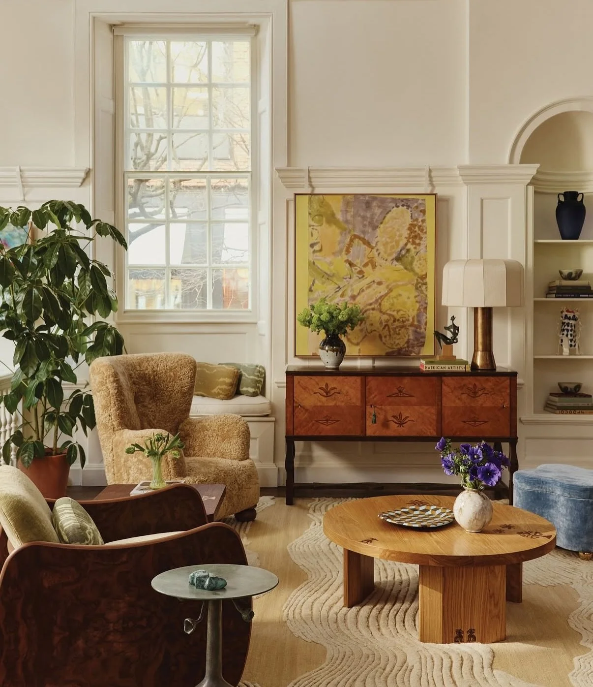 Friday inspiration ft. @studioashby 
Designing with depth, warmth and drama. 

#interiordesigninspiration #maximalisthome #elevatedeclecticism #eclecticdecor #colorfulhome