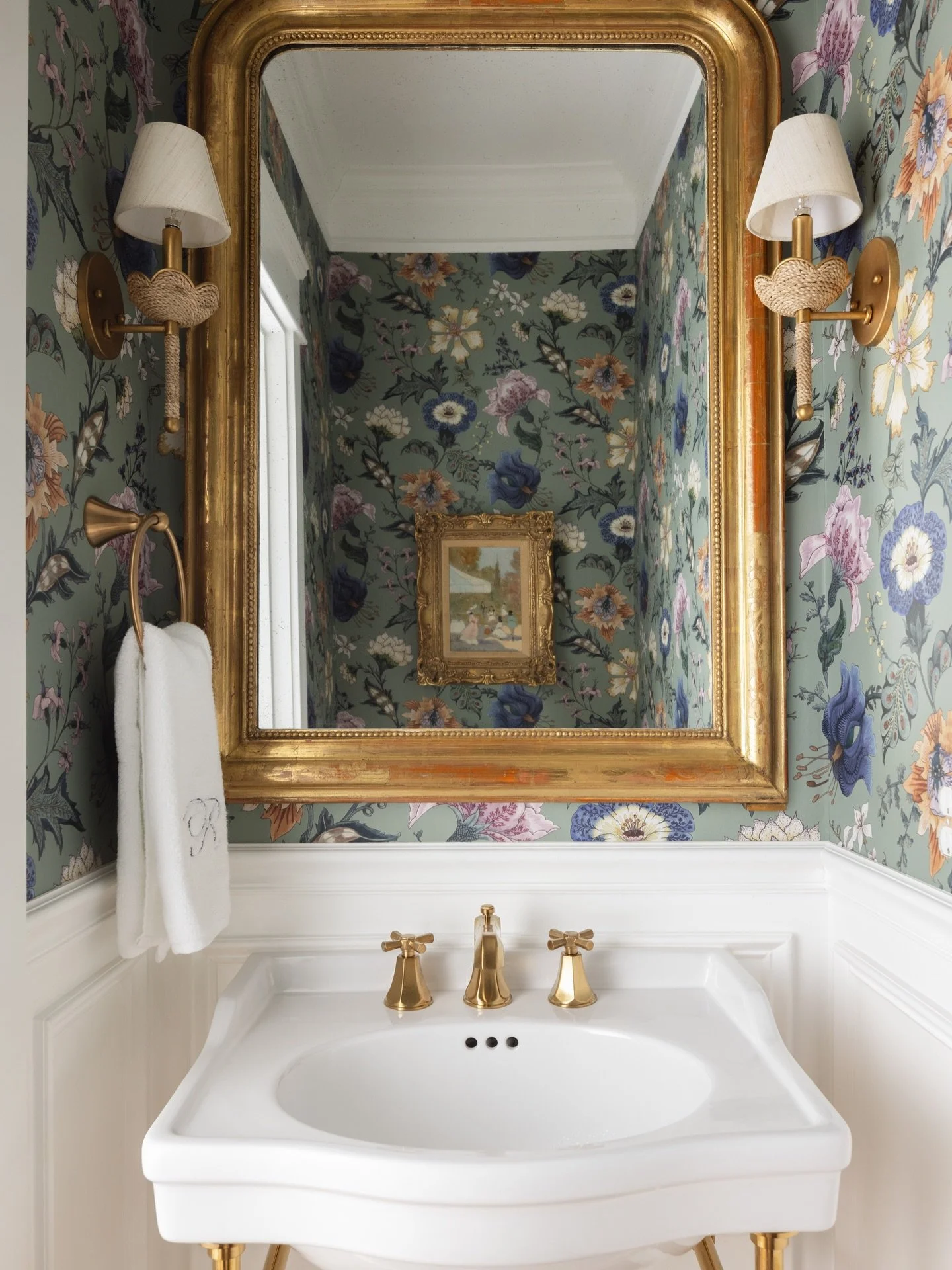 Timeless but fun✨ 

#powderbath #wallpaper 

Design complete while Lead Interior Designer at JL Design