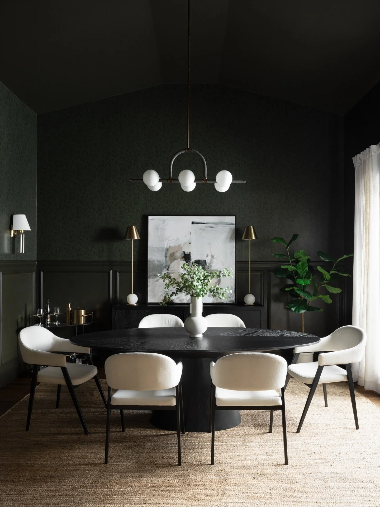 The perfect blend of classic and bold! 

#diningroomdecor #nashvillehomes #transitionalstyle 

Design complete while Lead Interior Designer at JL Design