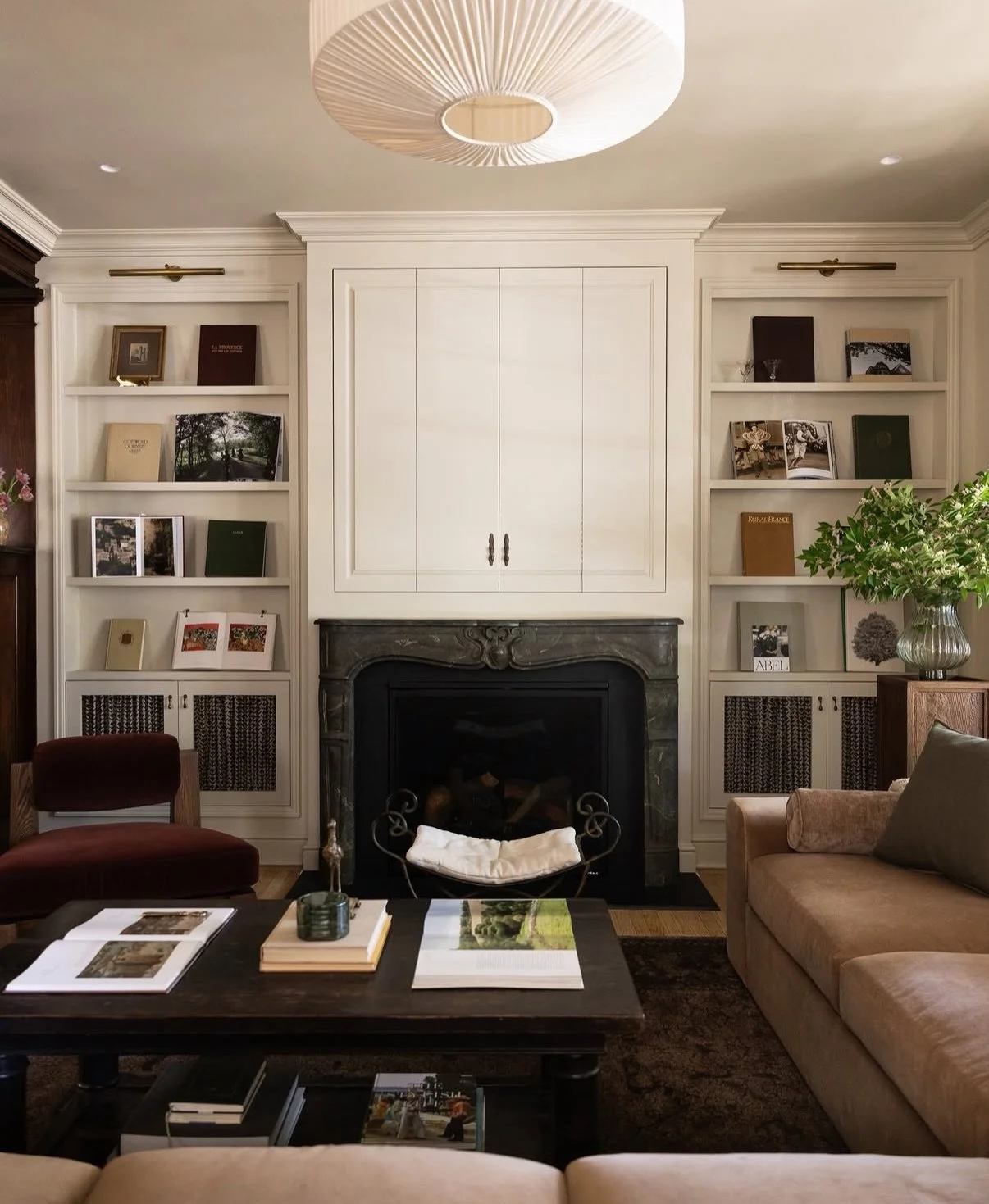 Cozy but curated✨ 

#livingroomdesign #homedesignideas #cozylivingroom #curateddesign