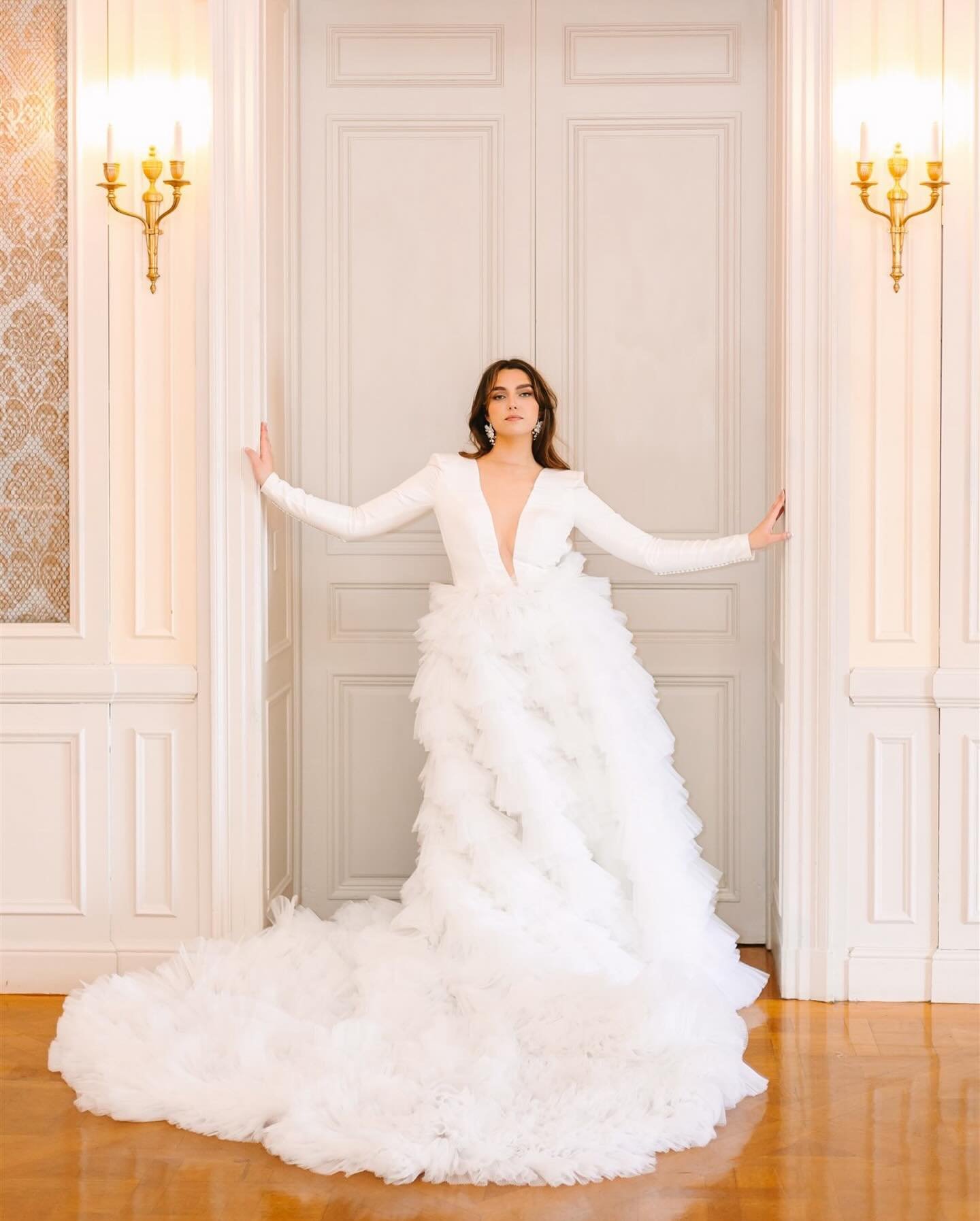 Can we just take a moment for this dress??
.
.
.
.
.
.
.
.
.
.
Host &amp; Lead Photographer: @briannagracaweddings
Host &amp; Wedding Planner: &nbsp;@mkyourdreamday
Advisor: @rebeccacastonguayphotography
Florist: @botanicawedding
Venue: @glenmanorhou