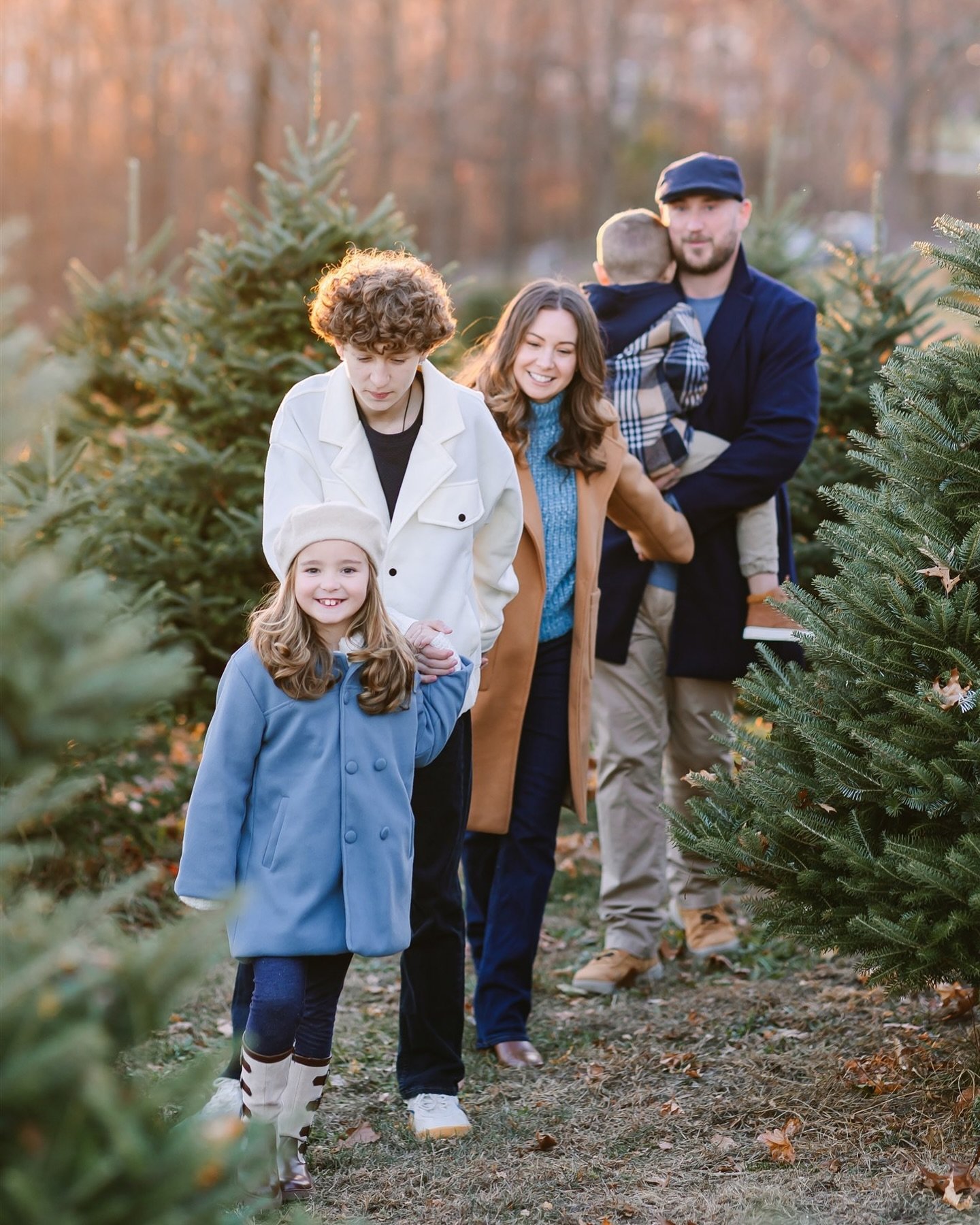 Well, that&rsquo;s a wrap for November ✌🏼

Lots of families, couples, babies, a wedding, and a few minis at the tree farm. So much to be grateful for!

Here&rsquo;s to a fun December as we wrap up 2024! 

#newenglandfamilyphotographer #bostonfamilyp