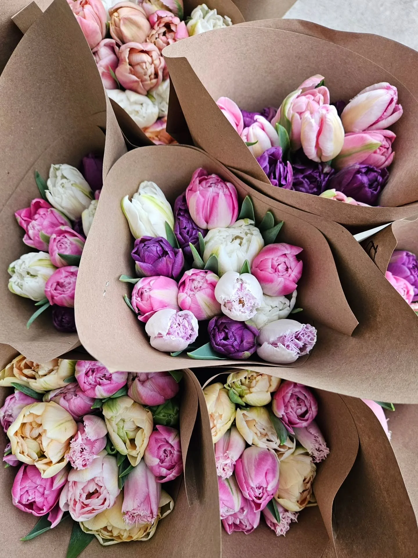 One thing I love to do in winter is sort through photos of my past fresh flower bouquet designs. It helps me decide what blooms I'll grow and how I'll combine flowers in bouquets for LGS Bouquet Club members. As I do that, I'm sharing photos and a li