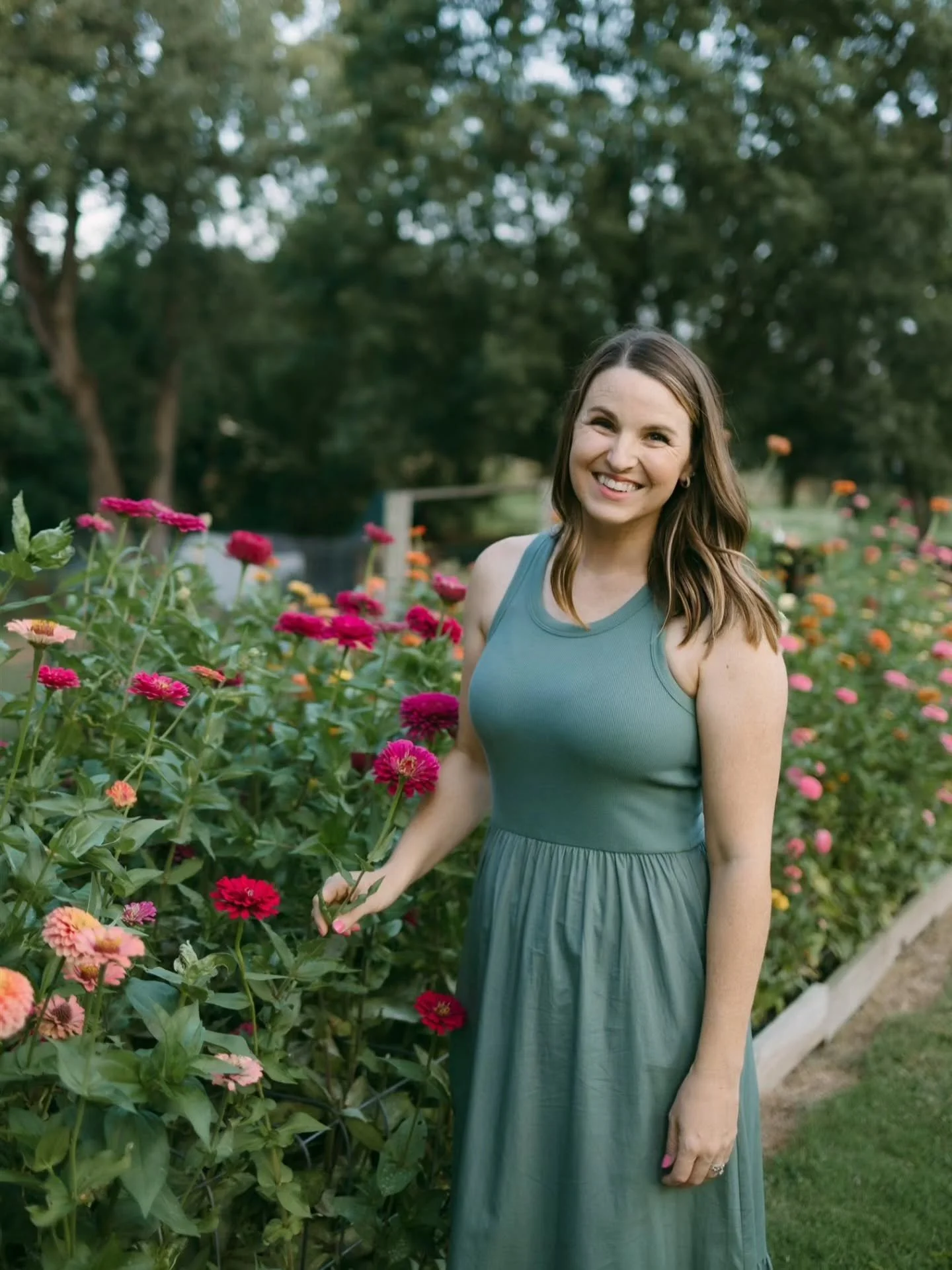 Hi, I'm Heather, a lifelong flower lover 🌸 I grew up picking blooms alongside the country roads around my family's farm and turned my love for plants into my career. 

I studied Horticulture at Mizzou and have held roles such as landscape designer, 