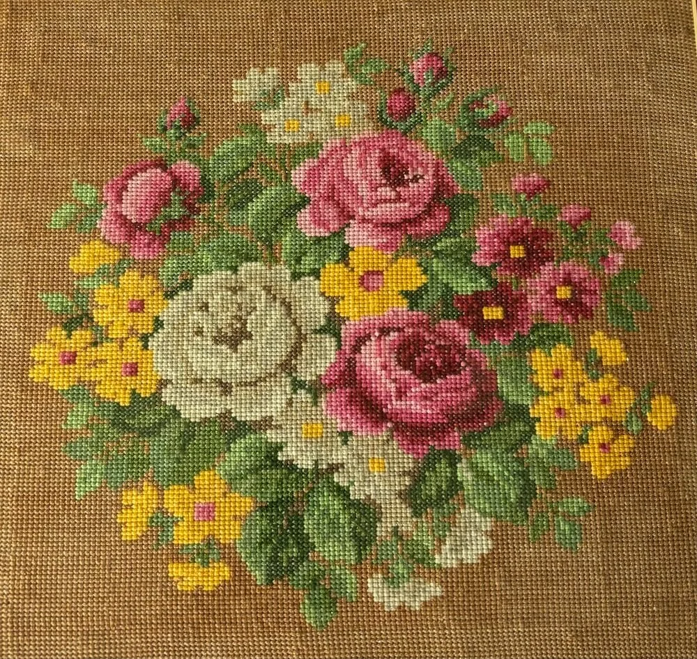 Análisis: Varios Géneros - Bordado de rosas de varios colores