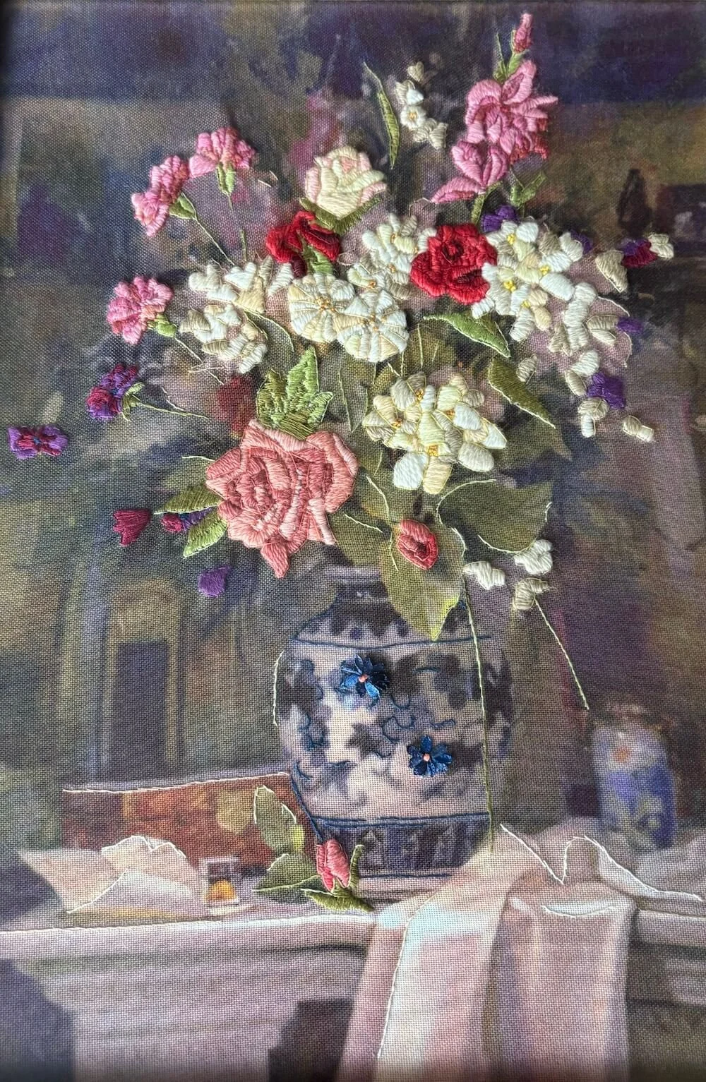 Bordado de un arreglo de rosas blancas y rosadas