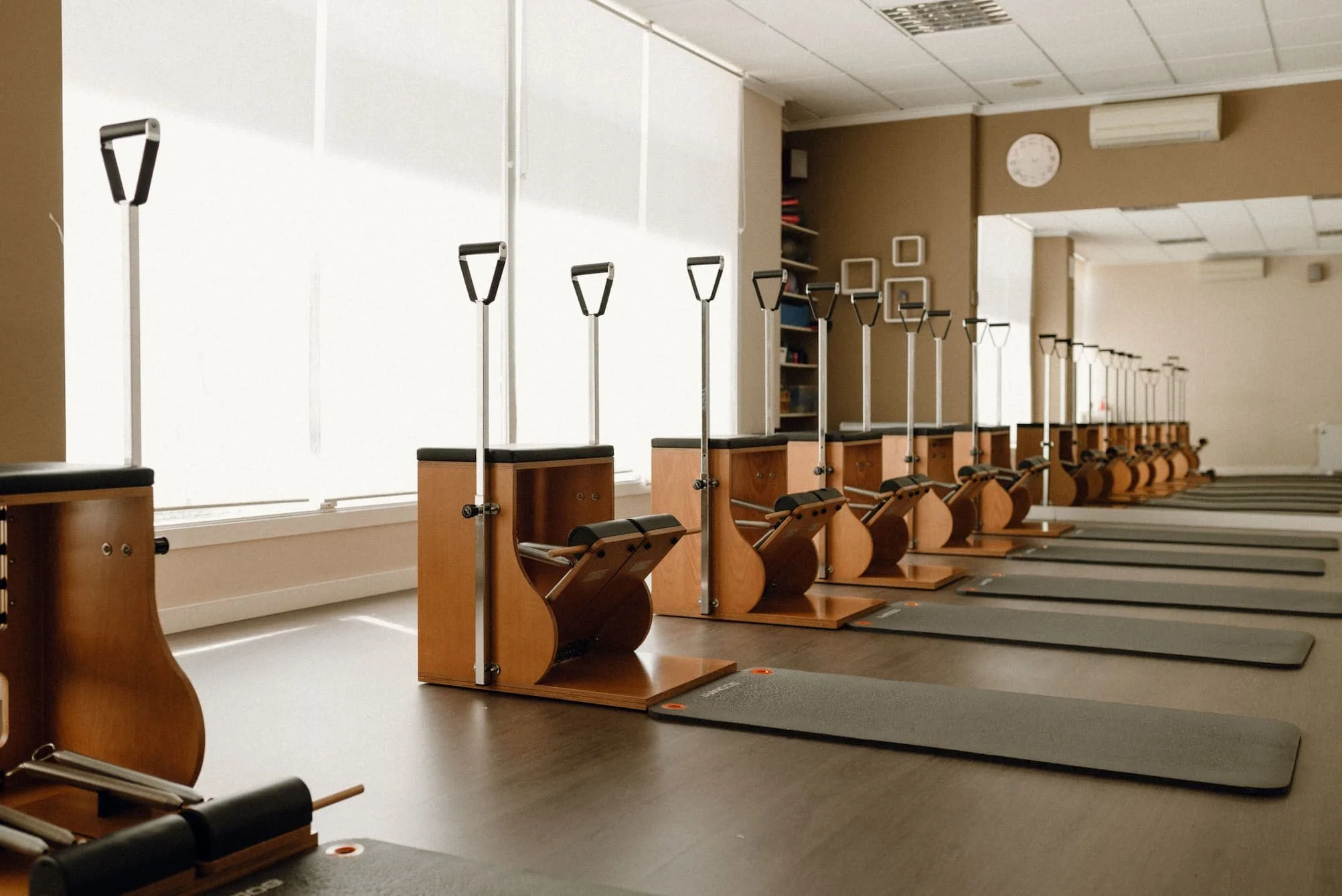 Sala de máquinas de Pilates de CALIX preparada para la clase