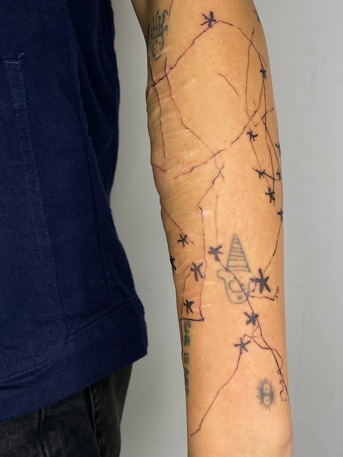 I love cool layering pieces, we combined a couple of flash pieces to make this!! So in love ❤️ #tattoo #londontattoo #queertattoo