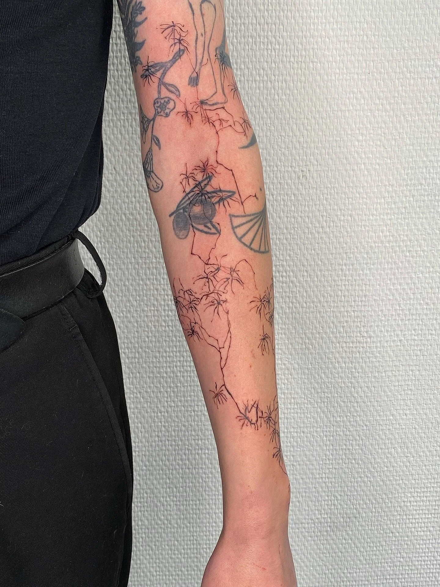 My first tattoo at my guest spot in Paris was this truly incredible piece really obsessed with the way this interacts with the other tattoos ❤️
