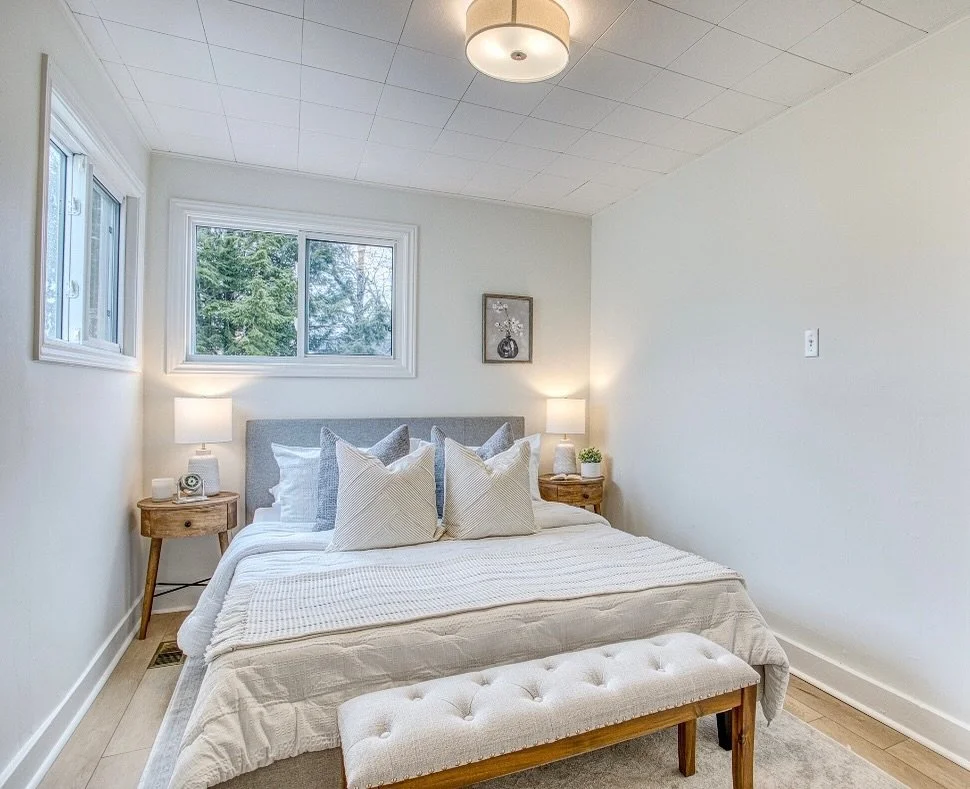 Always fit two nightstands on either side of the bed if there&rsquo;s room, even if they need to be small, it helps frame the bed and make the room feel more inviting! #homestagingtips 

photo by @anita_amacphotography 

#homestyling #homestagingwork
