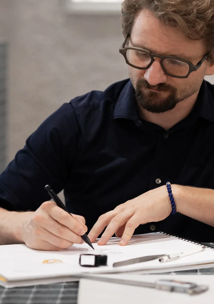 Sergiu Lom dessinant un bijou