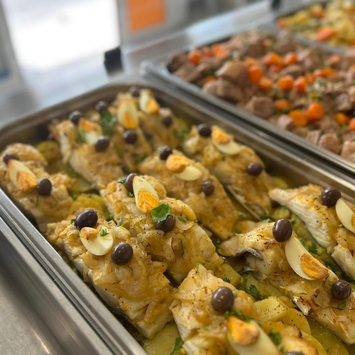Bacalhau de cebolada, torresmos e muitos pratos variados &agrave; sua espera 🫒🥕
Ementas diferentes todas as semanas! 
Venha conhecer-nos 🤩

📍Pero Neto, Marinha Grande 
📞969 870 266