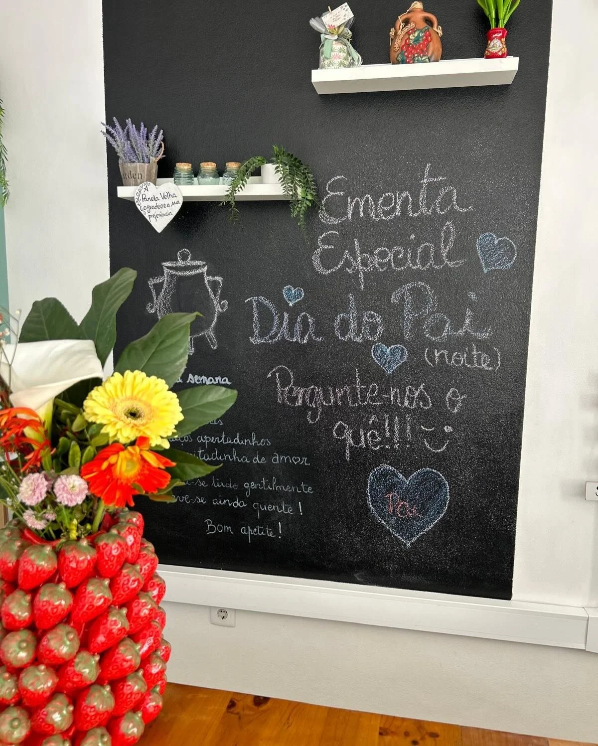 Para al&eacute;m do jantar habitual de quinta-feira, teremos tamb&eacute;m outras op&ccedil;&otilde;es para jantar, especialmente pensadas para o Dia do Pai 🩵
Deslize e consulte a ementa 🥕🌽

Fa&ccedil;a a sua encomenda! 

📞969 870 266
📍Pero Neto