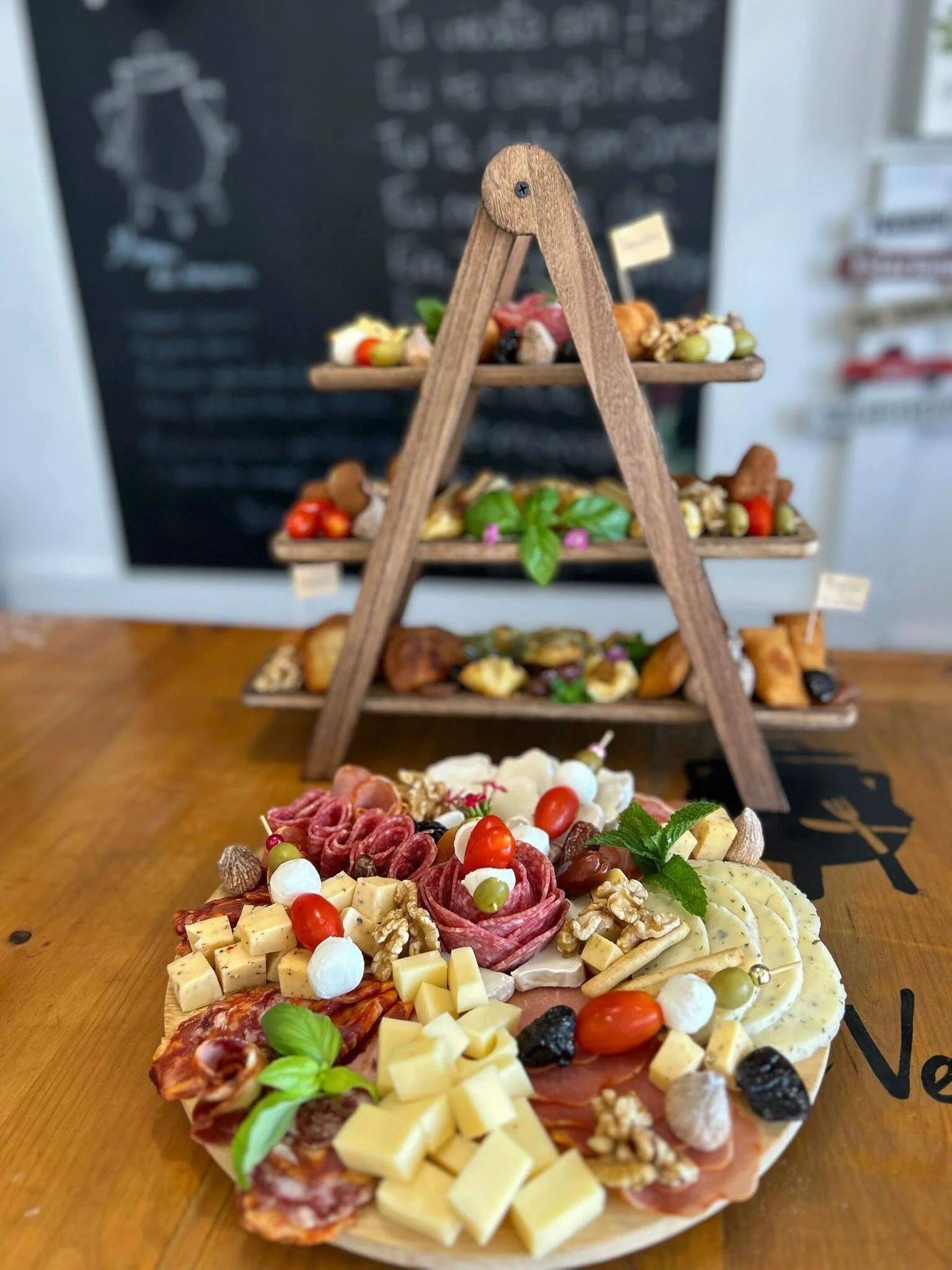 Amanh&atilde; come&ccedil;a mais uma semana recheada de &oacute;tima comida 🥕🫐

Venha visitar-nos!

📍Pero Neto, Marinha Grande 
📞969 870 266