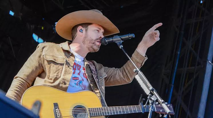 Dustin Lynch Post-Game Concert