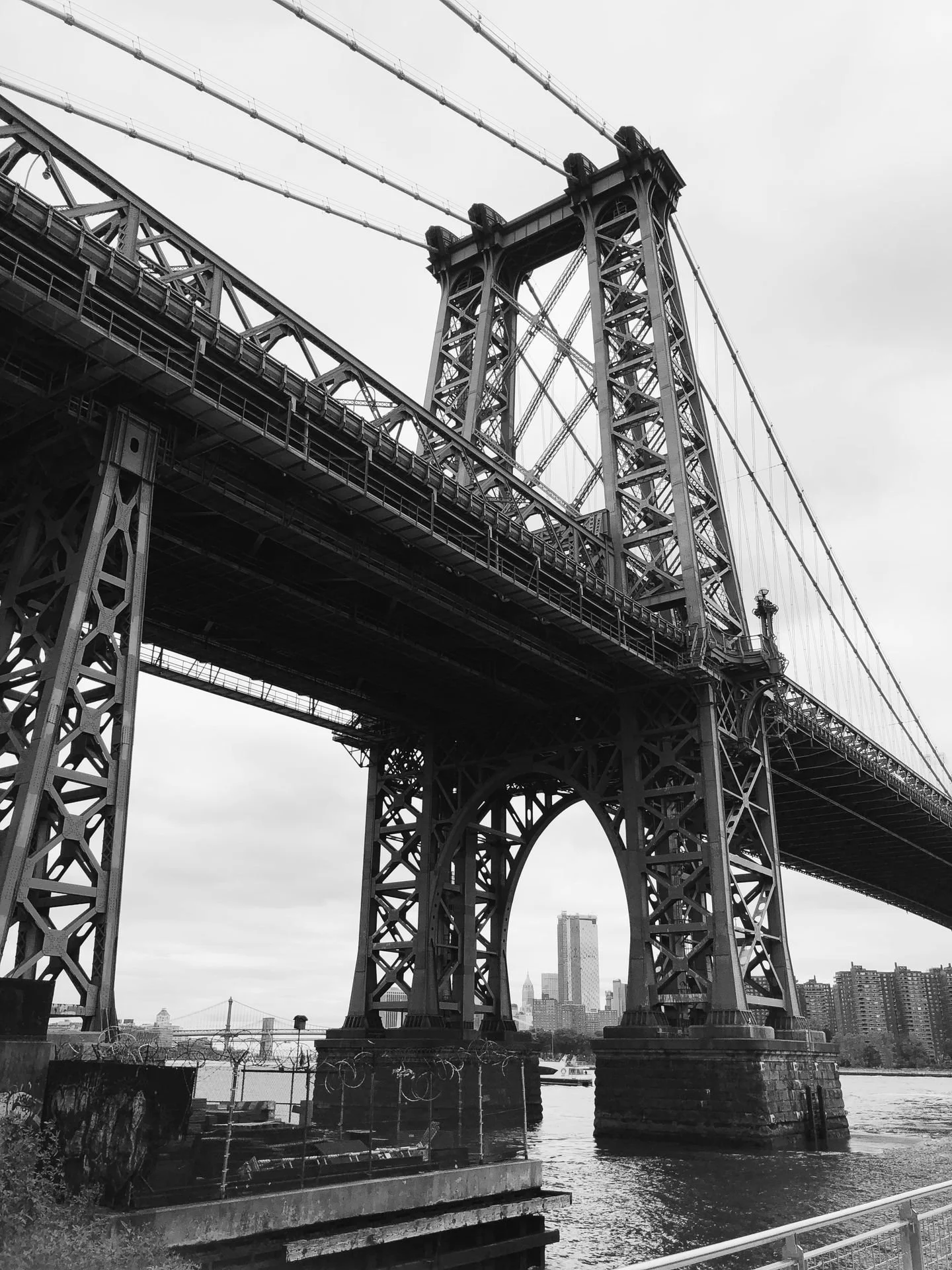 New York, couples this one&rsquo;s for you. 🖤 Want a chic rooftop? A moody loft in Brooklyn? A ceremony with the bridge as your backdrop? You don&rsquo;t need to squeeze into a mold here; the city gives us endless ways to celebrate.

Tip: Always con