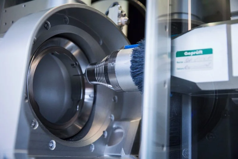 Ein wissenschaftliches Gerät, das in einem Labor verwendet wird, möglicherweise eine Spektroskopie- oder Materialprüfmaschine.