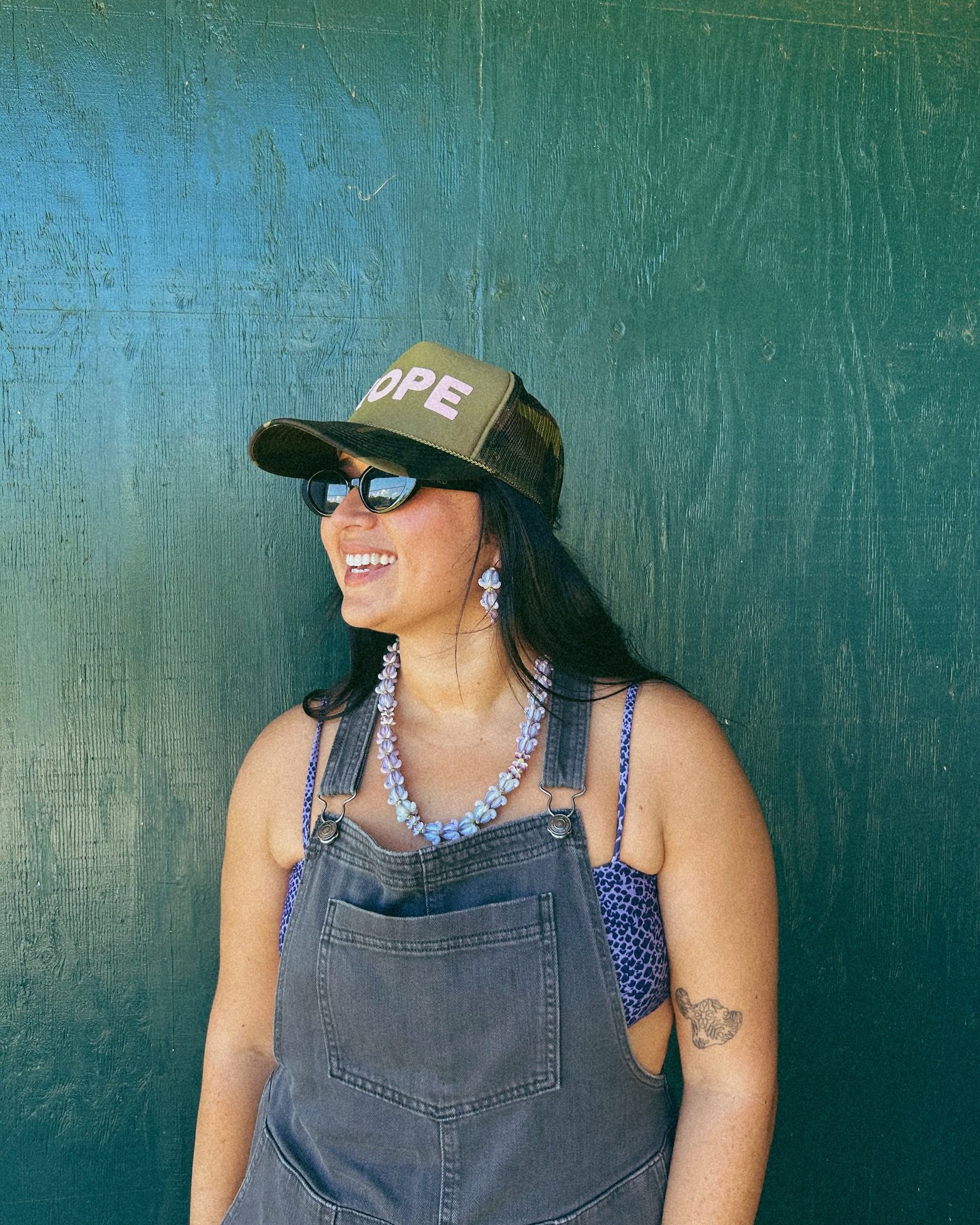 Ke&rsquo;anae Market 🤍🌞🍃🌺 we brought some fresh flower earrings and lei, can&rsquo;t wait for the next one. I think I had 3 coffees from @thekopetruck 😂 it&rsquo;s so good! &amp; don&rsquo;t even get me started on the smoked meat plate 🤤🤤