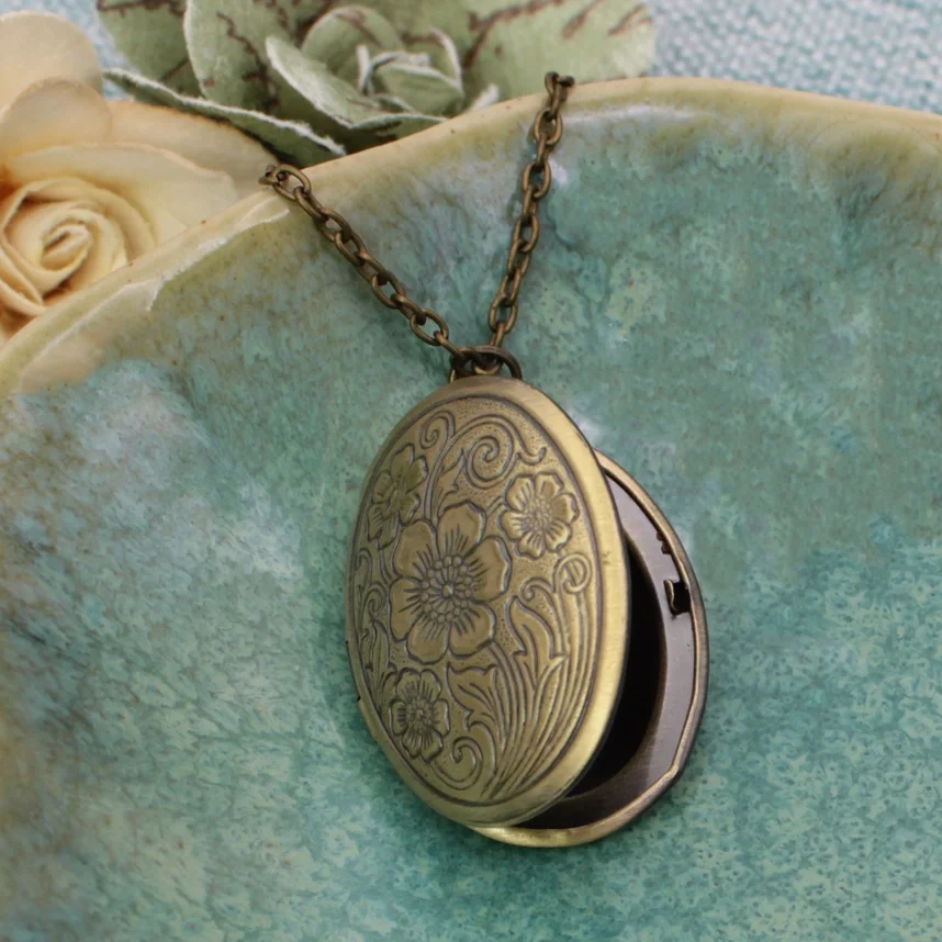 Vintage Gold Floral Locket Necklace-III.webp