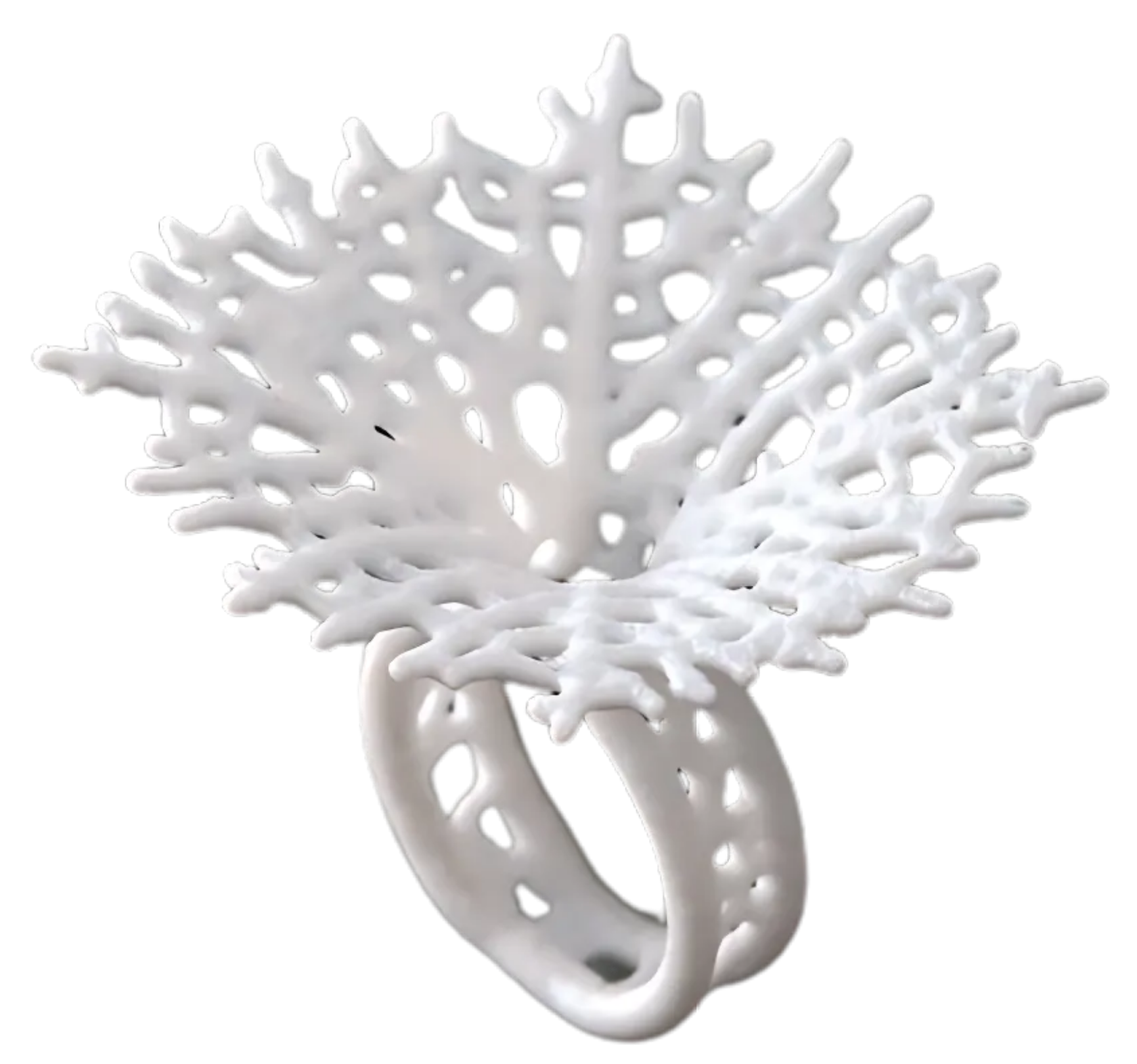 Anillo blanco con diseño de coral en forma de abanico.