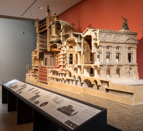 mobilier d'information maquette de l'Opéra-7-20 juin 2023.webp