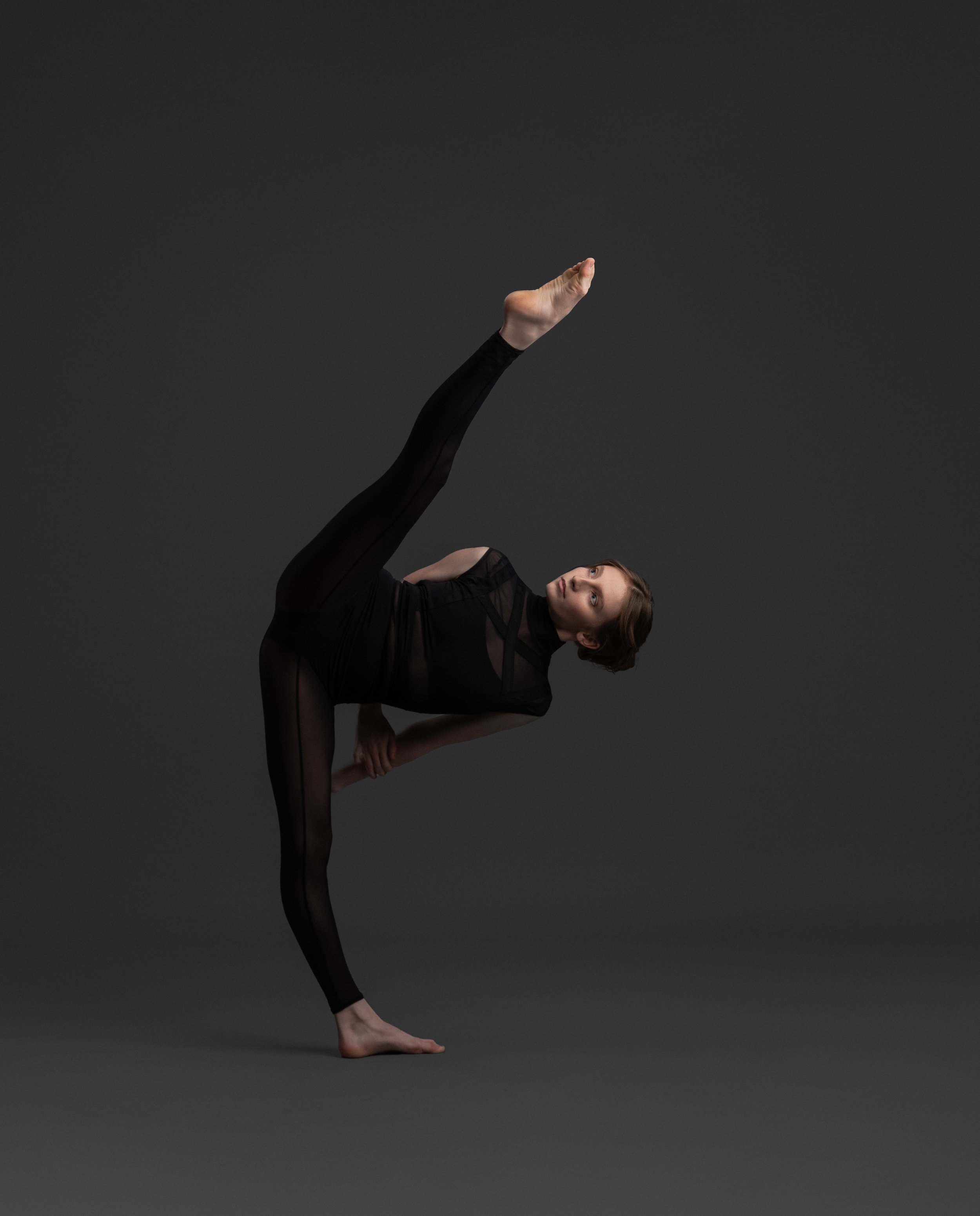 Contemporary dance photography Amsterdam, high leg extension in studio.jpg