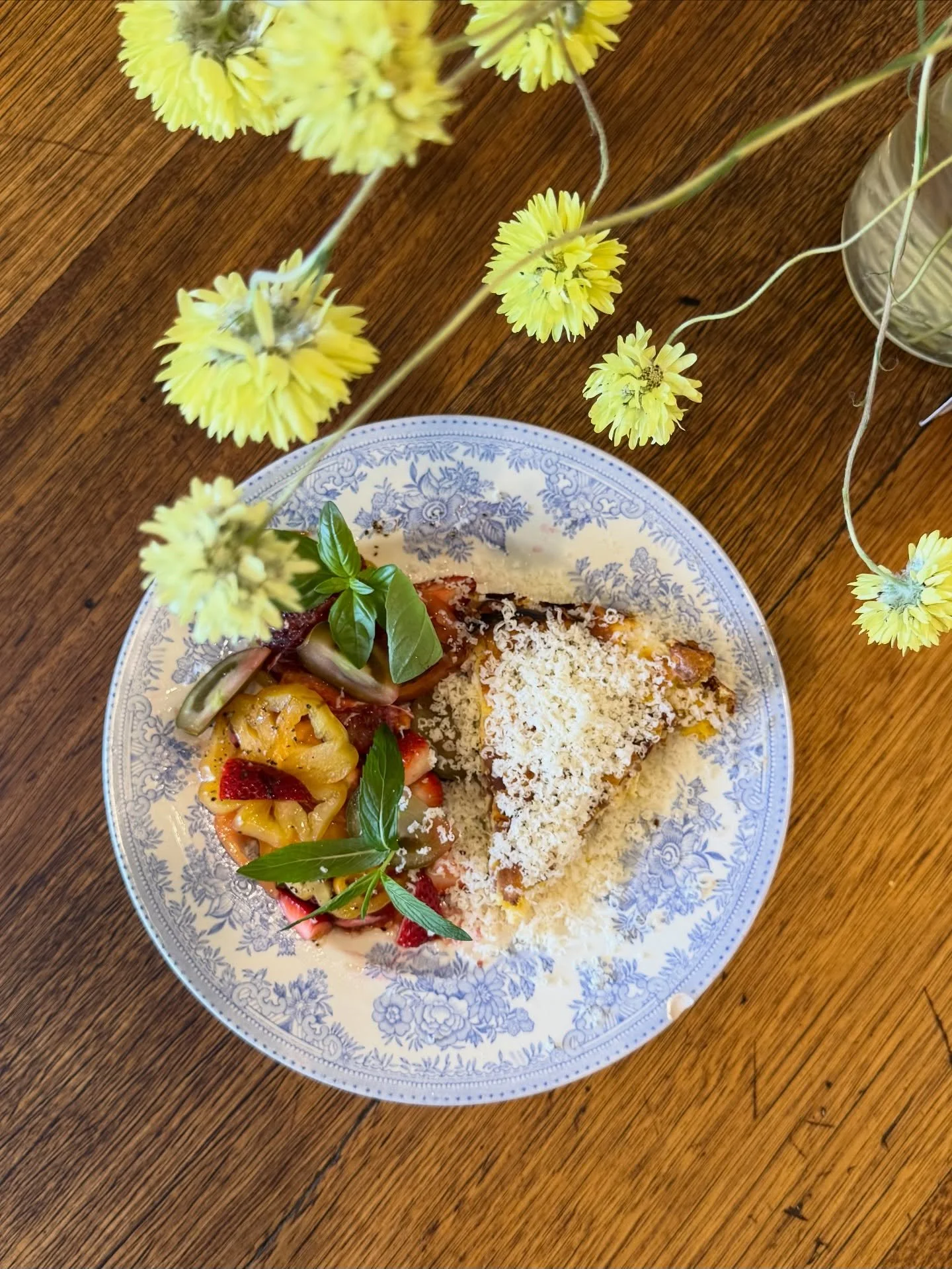 This weeks Batch Bake is Prosciutto and Goats Cheese OR Spring Greens Frittata served with a Heirloom Tomato, Strawberry &amp; Blood Orange salad 🥗

YUM